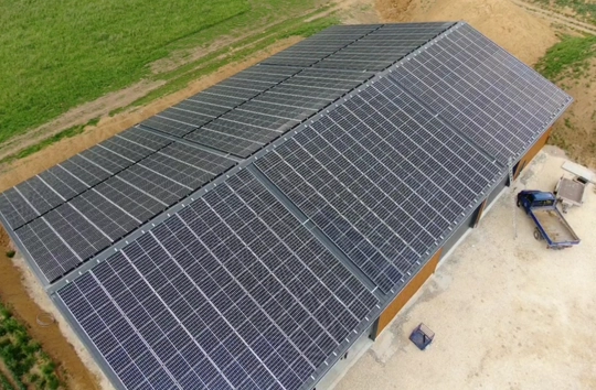 Eine Photovoltaik-Anlage auf der Halle von Biogas Bader