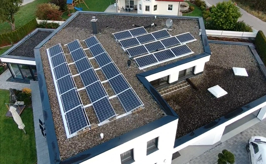 Eine Photovoltaik-Anlage auf einem Einfamilienhaus