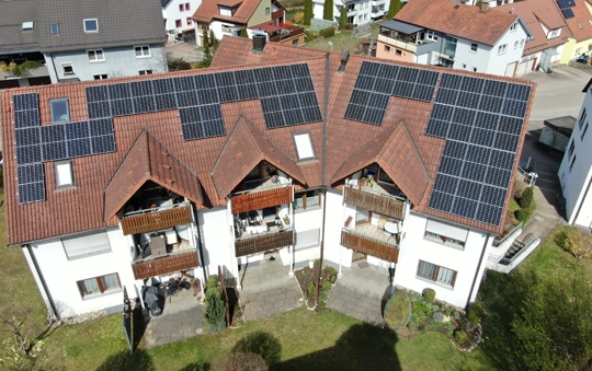 Eine Photovoltaik-Anlage auf einem Mehrfamilienhaus