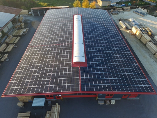 Eine Photovoltaik-Anlage auf der Halle der Vinzenz Sailer Sägewerk GmbH & Co. KG