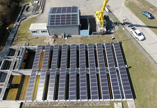 Eine Photovoltaik-Anlage über einer Kläranlage der Technische Werke Herbrechtingen GmbH